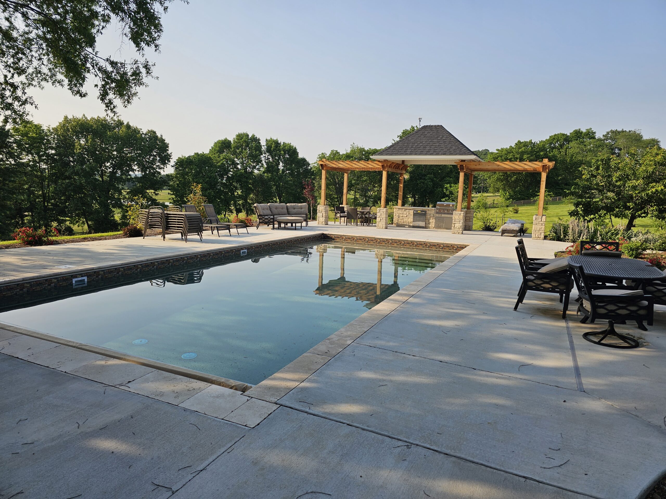 OUTDOOR KITCHEN & PERGOLA - Marco Pools